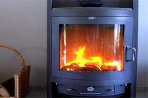Brændeovnens låge kan rengøres med asken fra ovnen