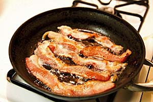 Bacon har det med at krølle når du steger det
