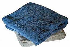 Rul sweateren ind i et håndklæde under tørringen
