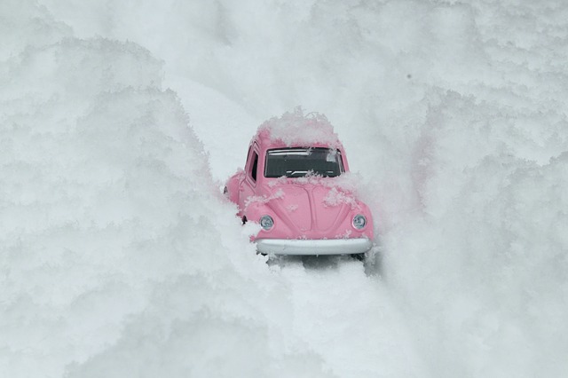 Bil kørt fast i sneen